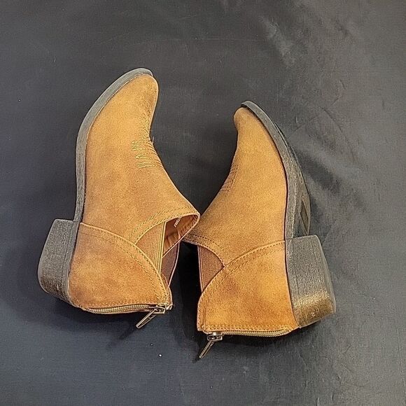 CAT&JACK BIG GIRLS SUEDE POINTED TOE BACK ZIPPER CLOSURE ANKLE BOOTIES - Picture 14 of 15